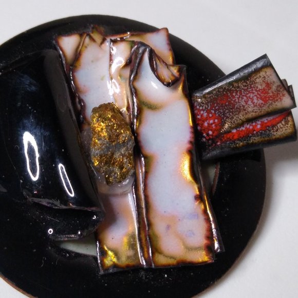 Artistic Unique Circular Metal Brooch - Picture 6 of 13